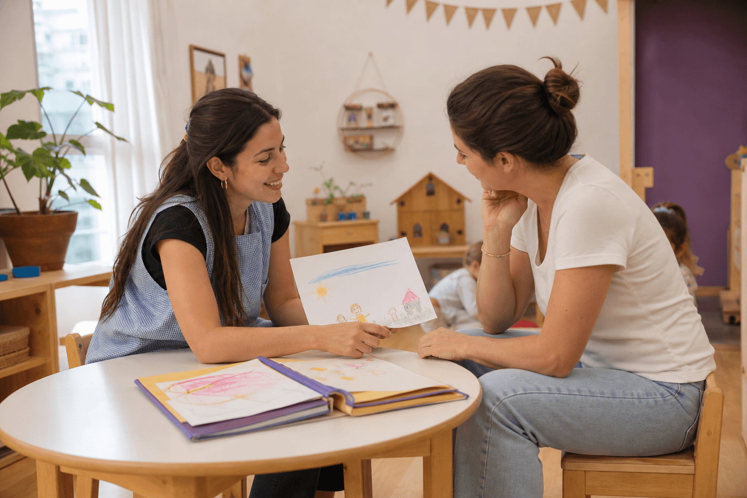 Docente conversando con una familia a partir de producciones de Nivel Inicial