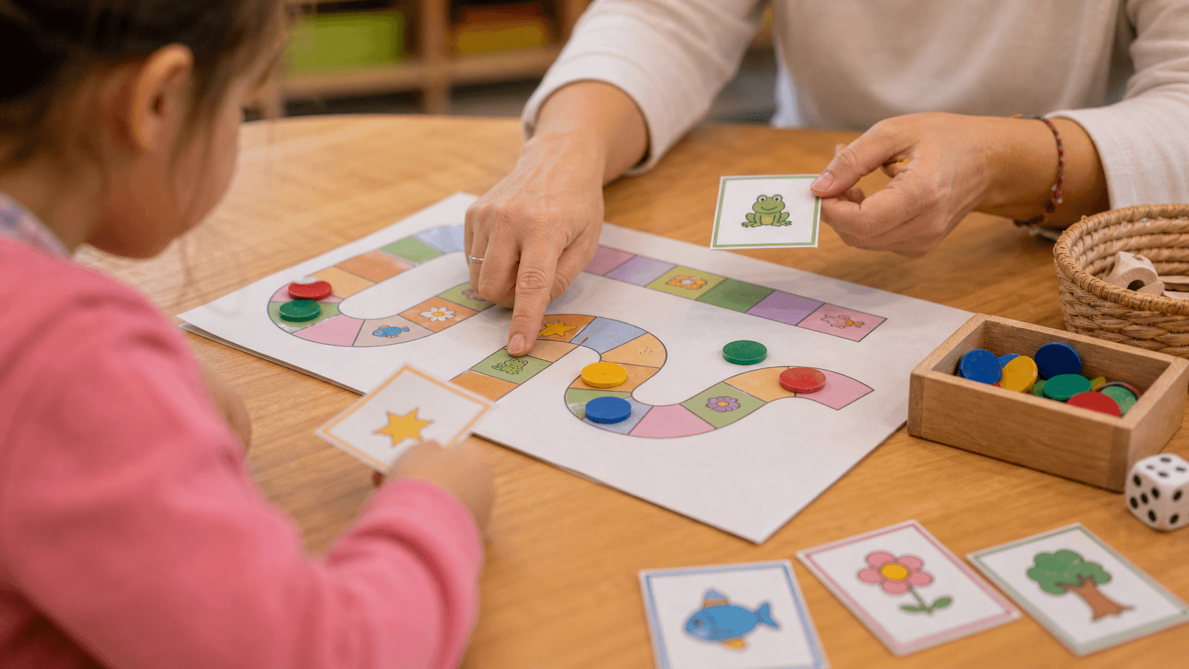 Docente ajustando un tablero de juego reglado para distintas edades en Nivel Inicial