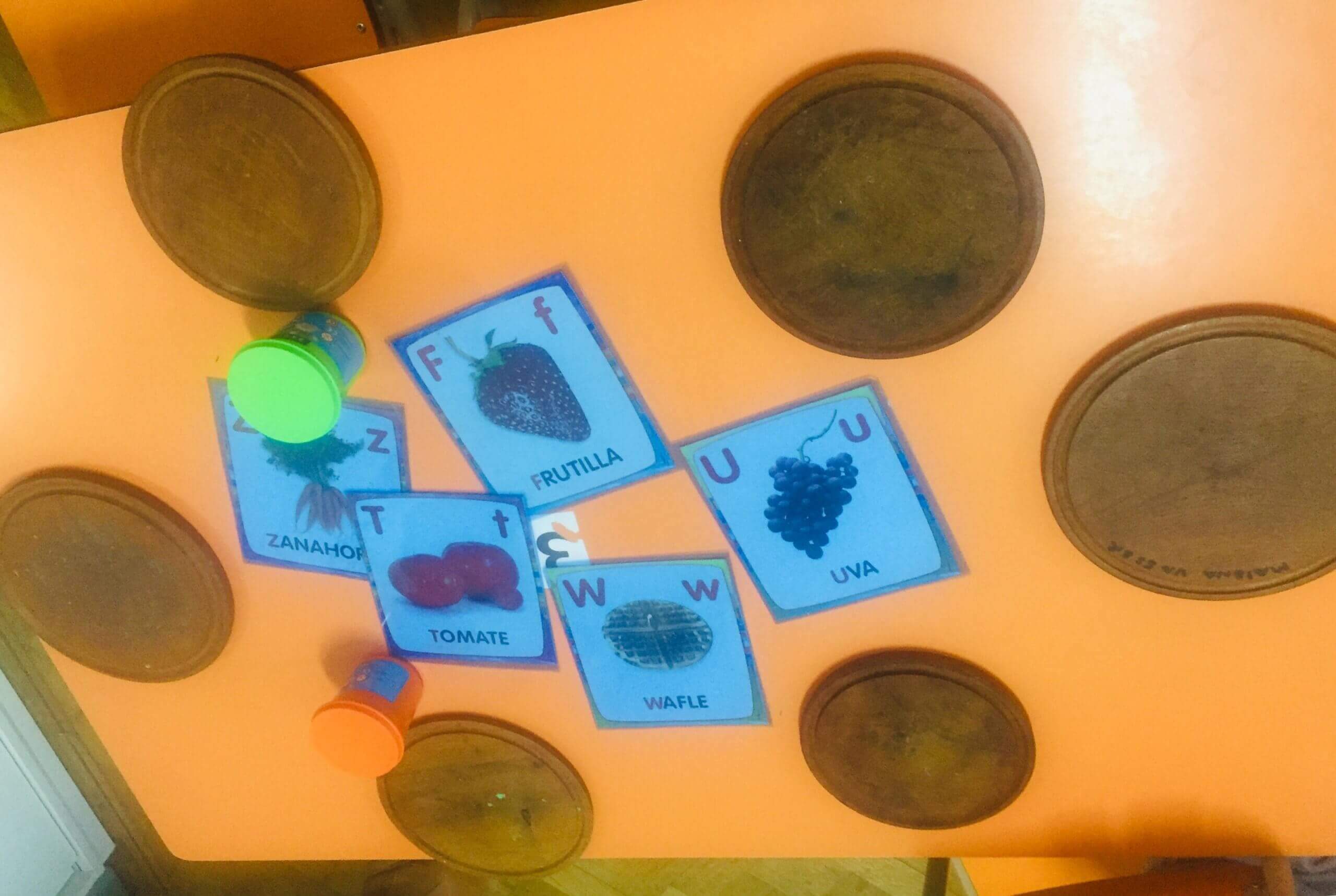 Niños y niñas trabajando en diferentes escenarios simultáneos dentro de una multitarea en la sala