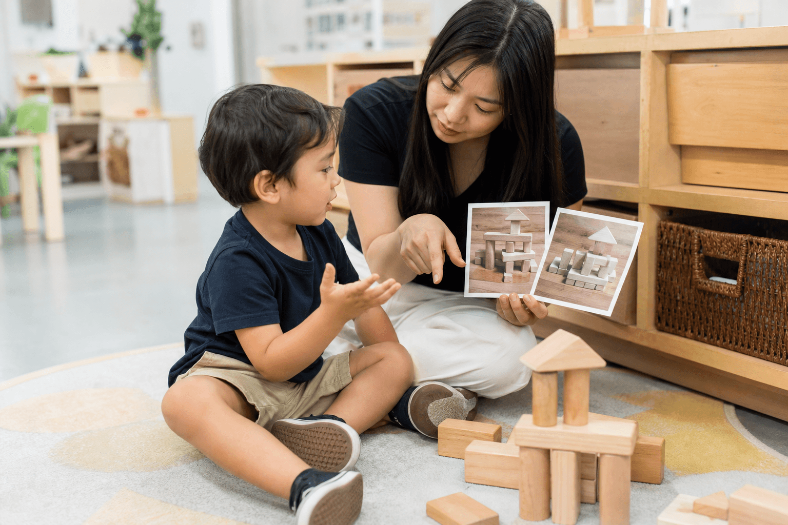 Docente y niño revisando avances en una propuesta de construcción