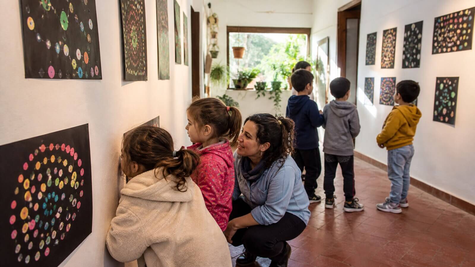 Galería infantil para observar producciones puntillistas de cerca y lejos