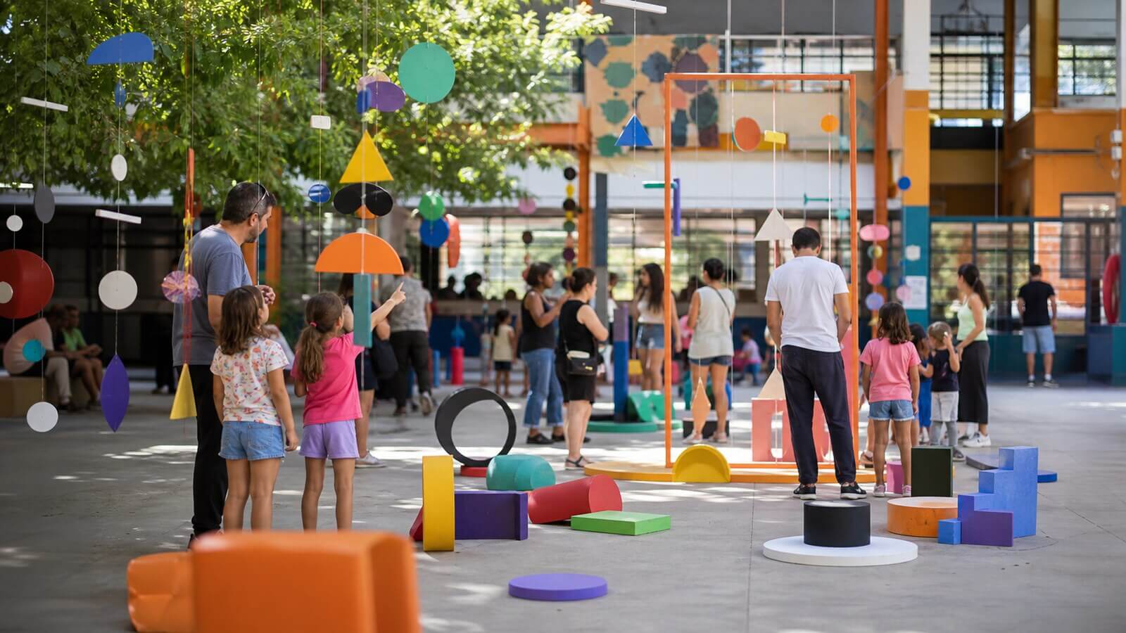 Instalación colectiva de formas y colores en el jardín