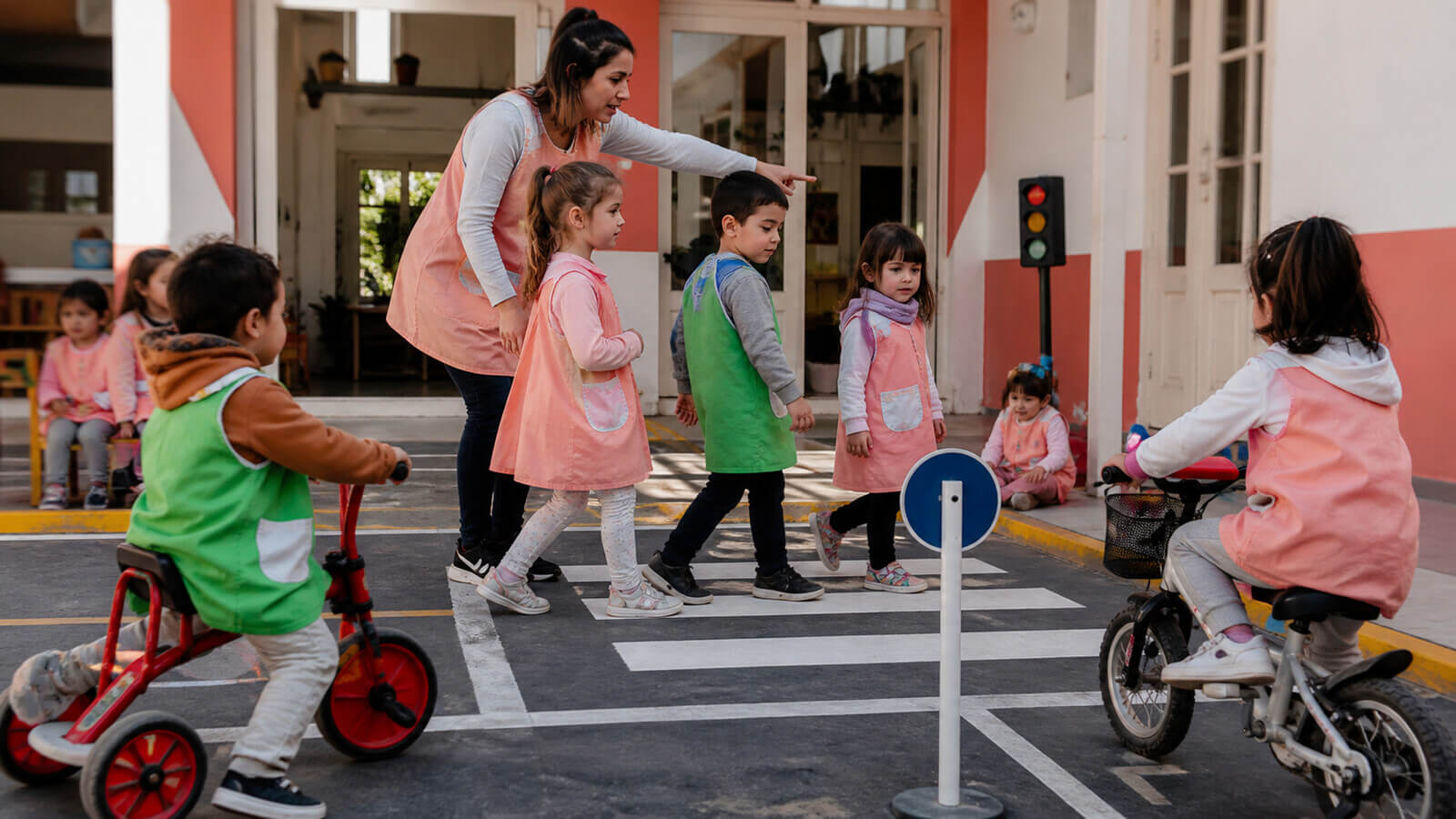Circuito de convivencia vial en el patio de un jardín de infantes