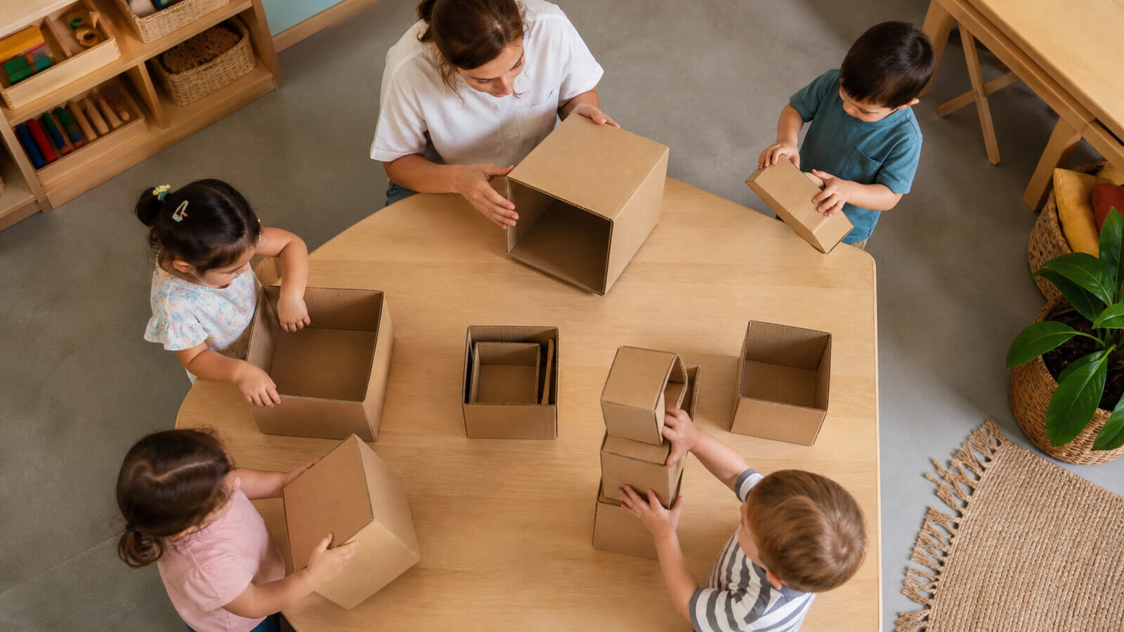 Docente acompañando elecciones y construcciones con cajas de distintos tamaños