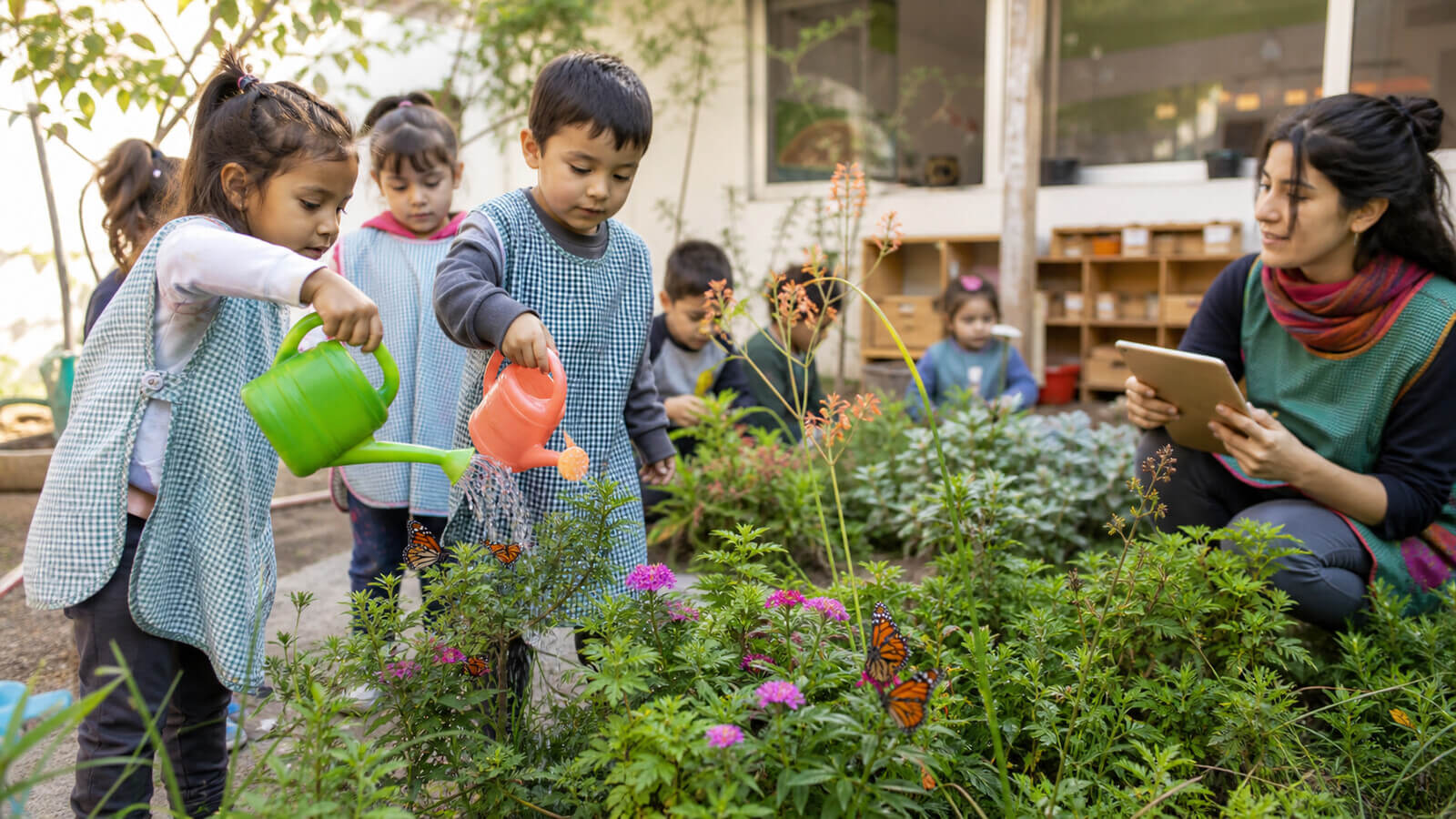 Grupo cuidando un jardín escolar con plantas para mariposas