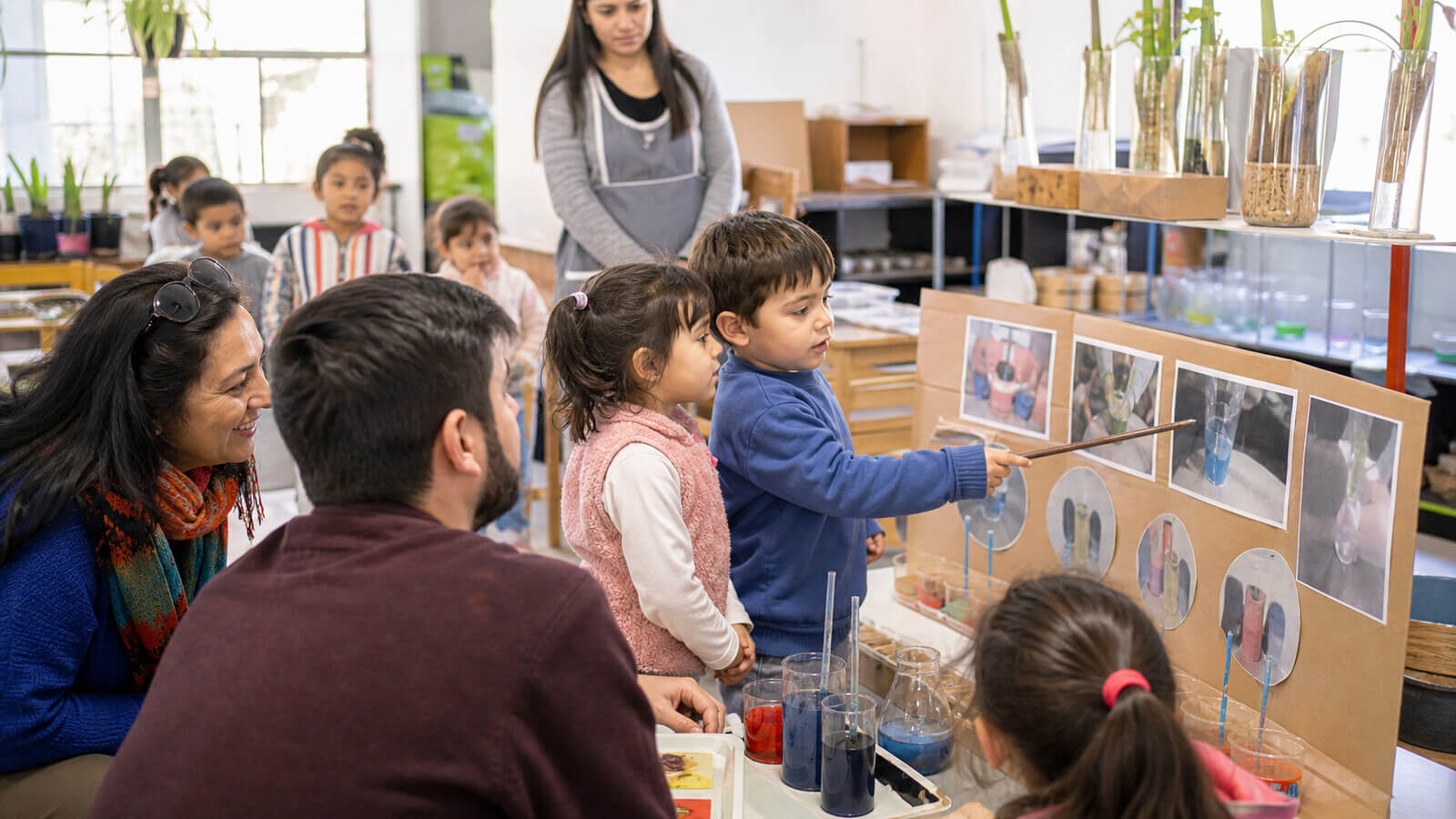Grupo explicando una investigación en una feria de ciencias de Nivel Inicial