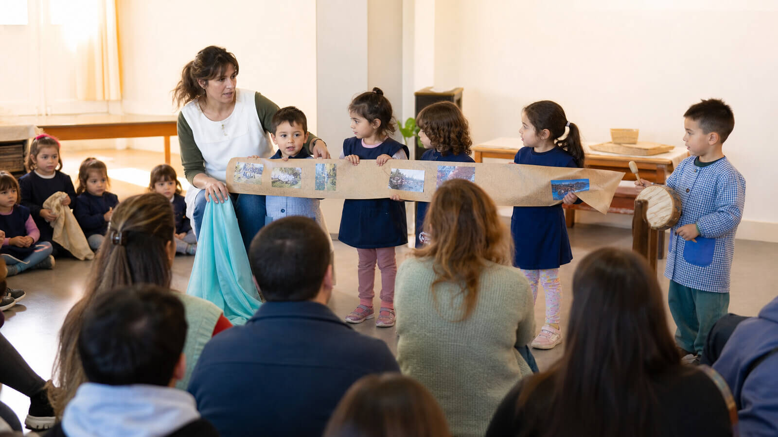 Niño comparando dos producciones propias de distintos momentos
