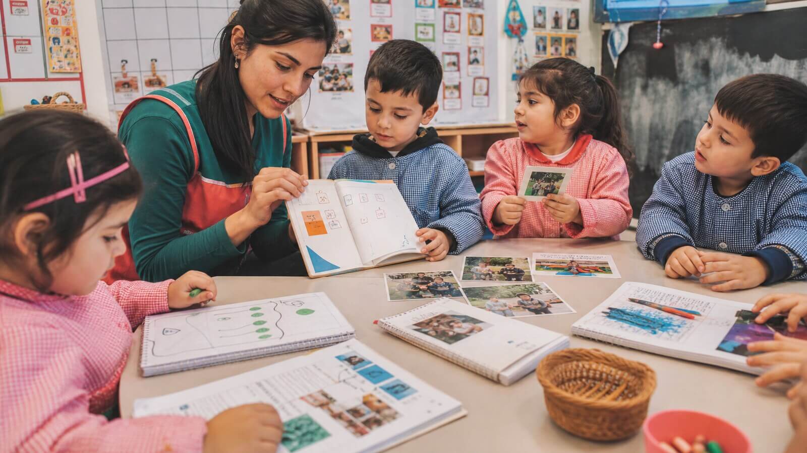 Niños y docente usando cuadernos agenda para guardar memoria de experiencias
