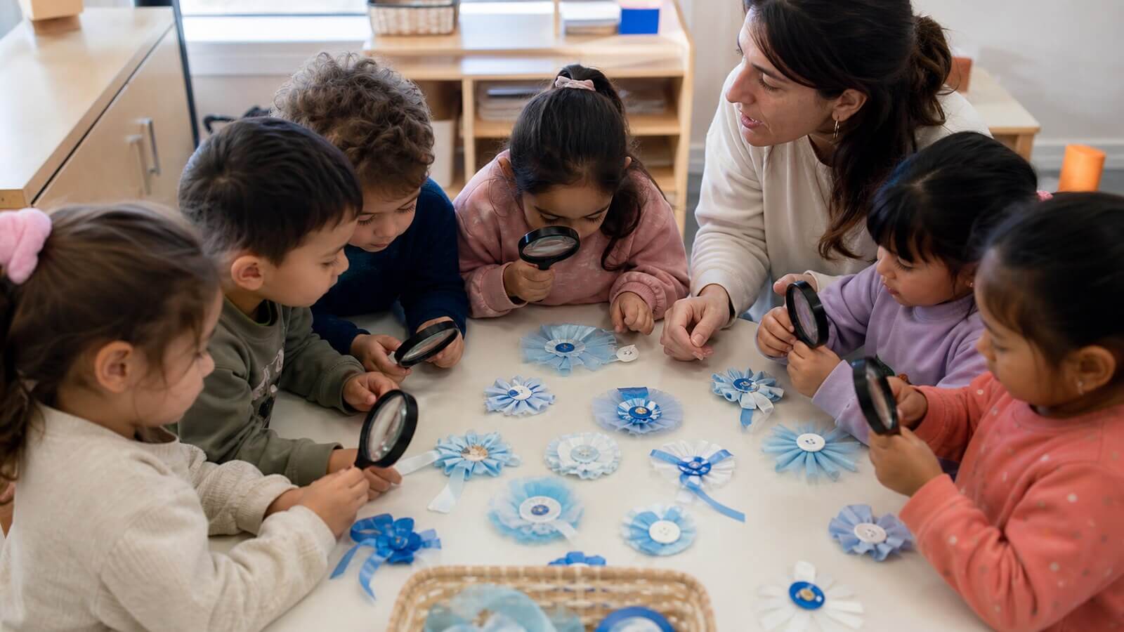 Niñas y niños observan distintas escarapelas en una propuesta para el 18 de mayo