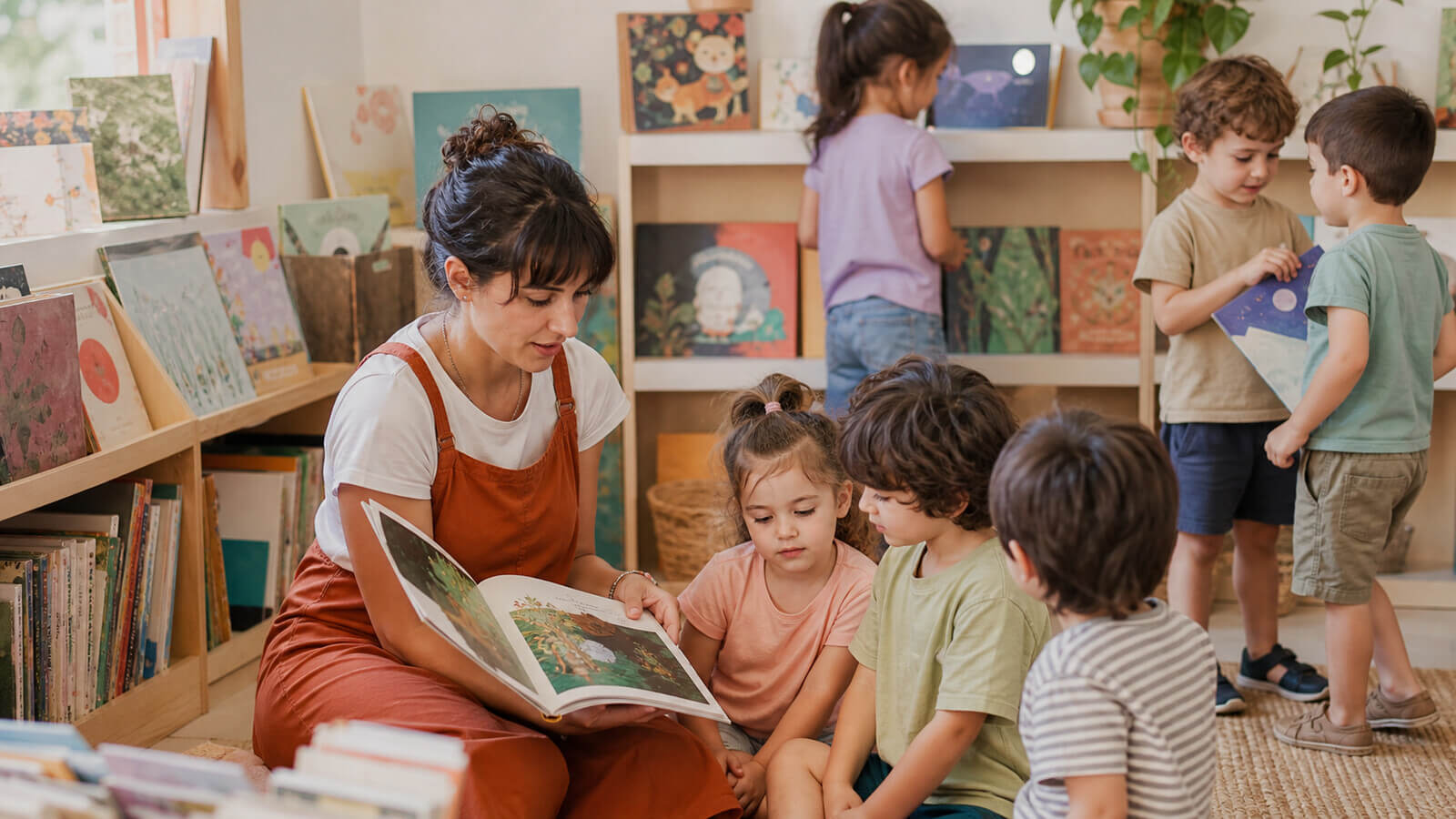 Docente leyendo literatura con una comunidad de lectores de Nivel Inicial