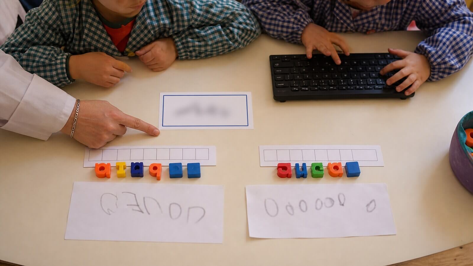 Comparación del nombre en tarjetas letras móviles escritura y teclado