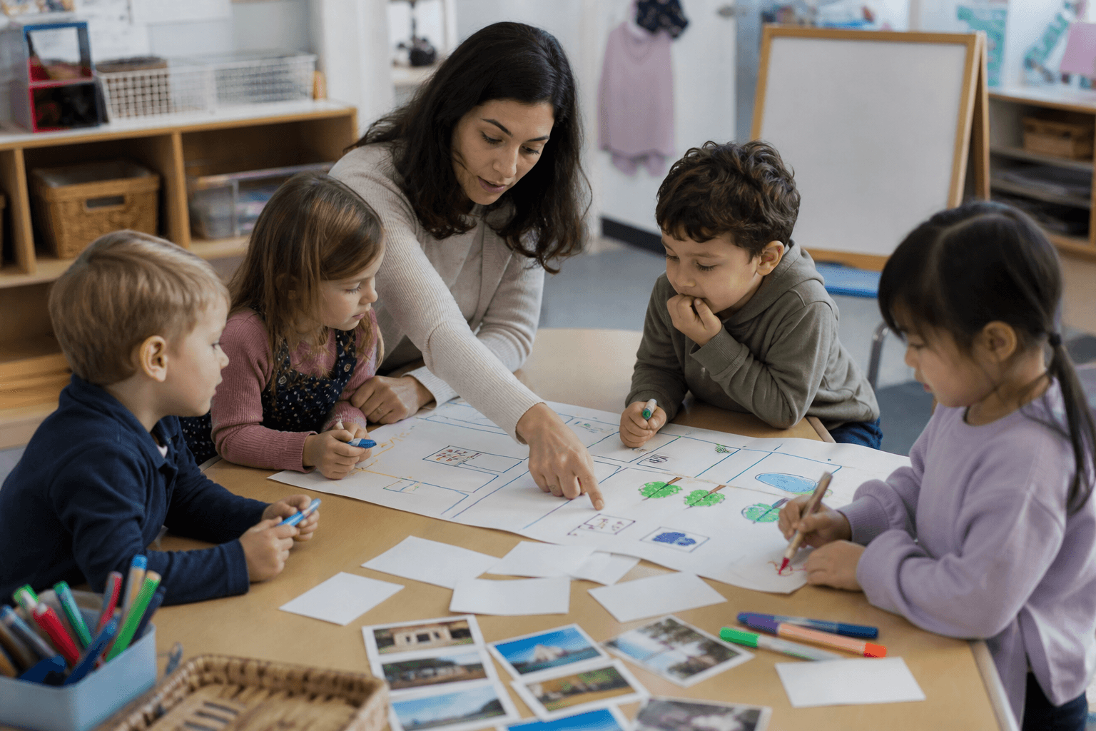 Niños y docente preparando preguntas para una salida didáctica