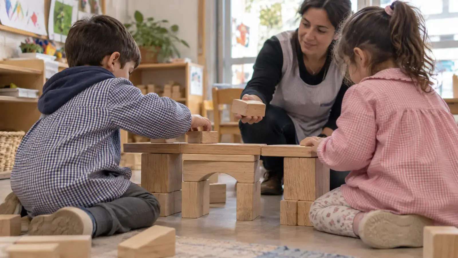 Continuidad de una propuesta de construcción en el jardín después de revisar los registros del mes